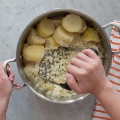 OXO Good Grips Smooth Potato Masher -KITCHEN UTENSILS Sale 34581V4UK OXO Good Grips Smooth Potato Masher 3